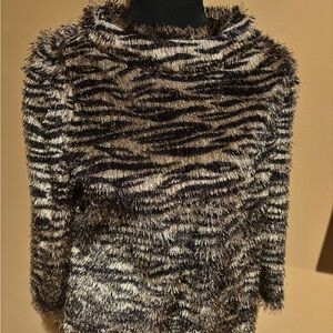 NWOT Women’s Vince Camuto Zebra Print Eyelash Top Sz M